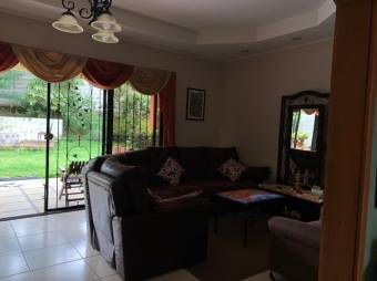 Se vende espaciosa casa con amplio patio en Desamparados de Alajuela 23-517