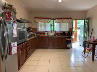 Se vende espaciosa casa con amplio patio en Desamparados de Alajuela 23-517