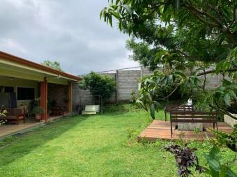 Se vende espaciosa casa con amplio patio en Desamparados de Alajuela 23-517