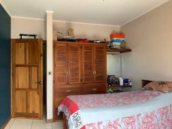 Se vende espaciosa casa con amplio patio en Desamparados de Alajuela 23-517