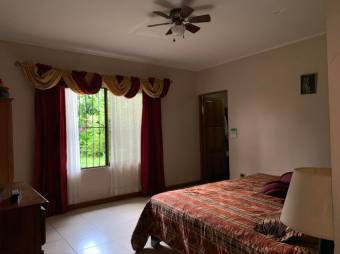 Se vende espaciosa casa con amplio patio en Desamparados de Alajuela 23-517