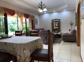 Se vende espaciosa casa con amplio patio en Desamparados de Alajuela 23-517