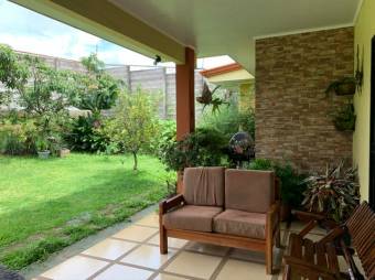 Se vende espaciosa casa con amplio patio en Desamparados de Alajuela 23-517