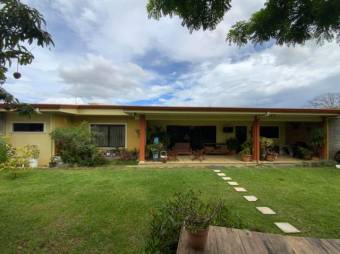 Se vende espaciosa casa con amplio patio en Desamparados de Alajuela 23-517