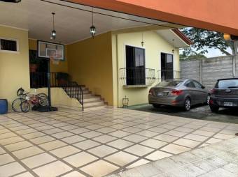 Se vende espaciosa casa con amplio patio en Desamparados de Alajuela 23-517