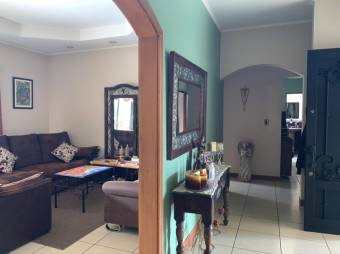 Se vende espaciosa casa con amplio patio en Desamparados de Alajuela 23-517