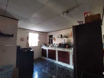 Se vende espaciosa casa con patio en Santa Barbara de Heredia 23-1544