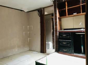 Se vende espaciosa casa para inversión en Heredia Centro 24-1014