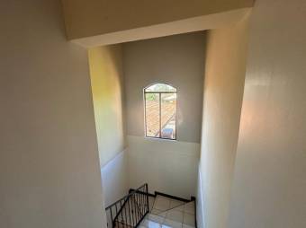 Se vende espaciosa casa de 2 plantas con patio y terraza en Barrantes de Heredia 24-959