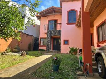 Se vende espaciosa casa de 2 plantas con patio y terraza en Barrantes de Heredia 24-959