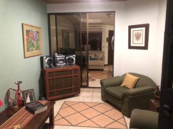 Se vende espaciosa casa con patio en condominio de Mercedes en Heredia 24-1109