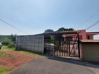 Se vende espaciosa casa con amplio lote de 665m2 en Poas de Alajuela 24-1610