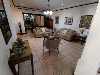 Se vende moderna y espaciosa casa con piscina en condominio de La Ribera en Belén 24-887