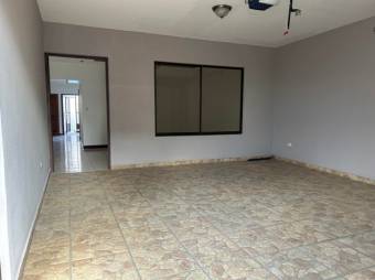 Se vende espaciosa casa en Mercedes Norte de Heredia 24-1474