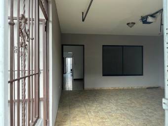 Se vende espaciosa casa en Mercedes Norte de Heredia 24-1474