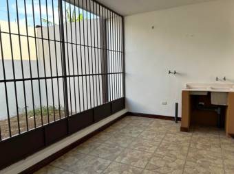 Se vende espaciosa casa en Mercedes Norte de Heredia 24-1474