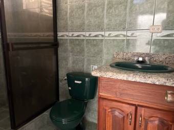 Se vende espaciosa casa en Mercedes Norte de Heredia 24-1474