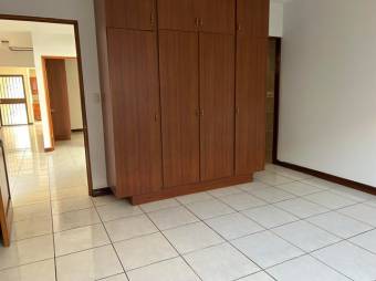 Se vende espaciosa casa en Mercedes Norte de Heredia 24-1474