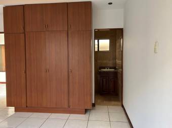 Se vende espaciosa casa en Mercedes Norte de Heredia 24-1474