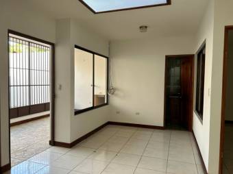 Se vende espaciosa casa en Mercedes Norte de Heredia 24-1474