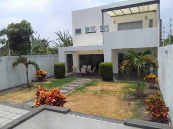 Se vende moderna casa con patio y piscina en San juan de Santa bárbara 24-1505