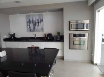 Se vende moderna casa con patio y piscina en San juan de Santa bárbara 24-1505