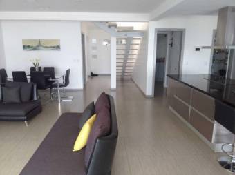 Se vende moderna casa con patio y piscina en San juan de Santa bárbara 24-1505