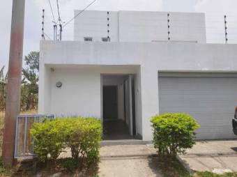 Se vende moderna casa con patio y piscina en San juan de Santa bárbara 24-1505