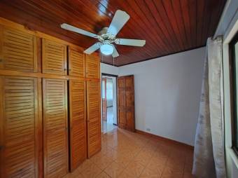 Se vende espaciosa casa con amplio terreno de 821m2 en Barrantes de Heredia 24-551