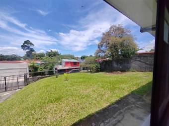 Se vende espaciosa casa con amplio terreno de 821m2 en Barrantes de Heredia 24-551