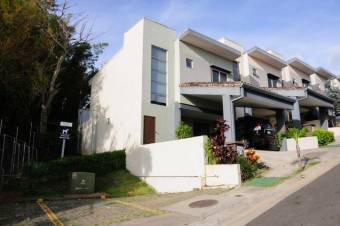 Se vende moderna y espaciosa casa con terraza en condominio de Mercedes en Heredia 24-1463