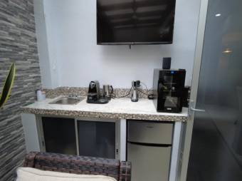 Se vende moderna y espaciosa casa con terraza en condominio de Mercedes en Heredia 24-1463