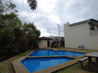 Se vende moderna y espaciosa casa con terraza en condominio de Mercedes en Heredia 24-1463