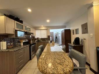 Se vende moderna y espaciosa casa en condominio de San Francisco de Heredia 24-1510