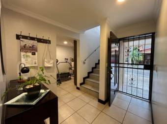 Se vende moderna y espaciosa casa en condominio de San Francisco de Heredia 24-1510