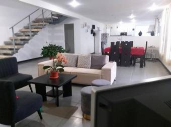 Se vende moderna casa de 2 plantas con patio en Santa Barbara de Heredia 23-1506