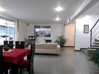 Se vende moderna casa de 2 plantas con patio en Santa Barbara de Heredia 23-1506