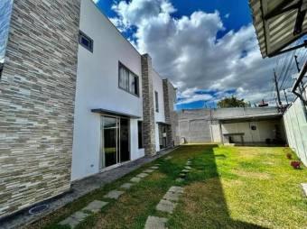 Se vende moderna casa de 2 plantas con patio en Santa Barbara de Heredia 23-1506