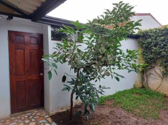 Se vende espaciosa casa de 2 plantas con patio en 