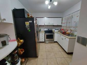 Se vende espaciosa casa de 2 plantas con patio en 