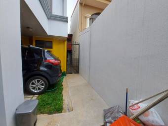 Se vende espaciosa casa de 2 plantas con patio en 