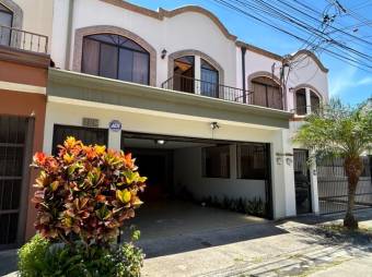 Se vende espaciosa casa de 2 plantas con patio en San Francisco de Heredia 24-1602