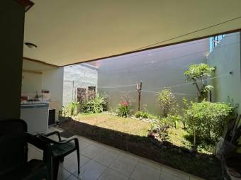 Se vende espaciosa casa de 2 plantas con patio en San Francisco de Heredia 24-1602