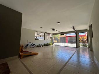 Se vende espaciosa casa de 2 plantas con patio en San Francisco de Heredia 24-1602