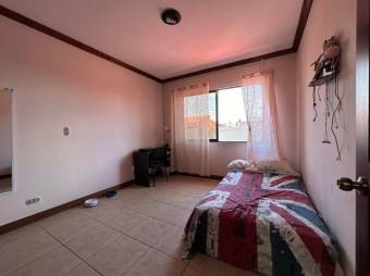 Se vende espaciosa casa de 2 plantas con patio en San Francisco de Heredia 24-1602