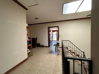 Se vende espaciosa casa de 2 plantas con patio en San Francisco de Heredia 24-1602