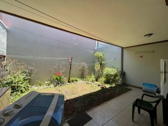 Se vende espaciosa casa de 2 plantas con patio en San Francisco de Heredia 24-1602