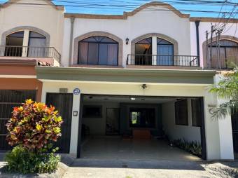 Se vende espaciosa casa de 2 plantas con patio en San Francisco de Heredia 24-1602