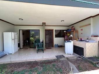 Se vende espaciosa casa de 2 plantas con patio en San Francisco de Heredia 24-1602