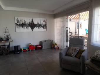 Se vende espaciosa casa de 2 plantas con patio y terraza en San Pablo de Heredia 23-2663